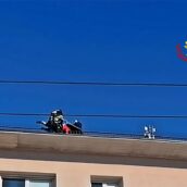 Donna minaccia di lanciarsi nel vuoto, bloccata da Vigili del Fuoco Donna minaccia di lanciarsi nel vuoto, bloccata da Vigili del Fuoco