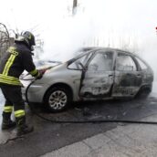 Aiello del Sabato, auto in fiamme: intervengono i caschi rossi