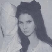 Lana del Rey posticipa l’uscita del nuovo album. Annuncio in…topless! Lana del Rey posticipa l’uscita del nuovo album. Annuncio in…topless!