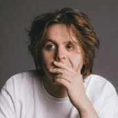 Lewis Capaldi: i fan preoccupati dopo il suo ultimo concerto, ma l’artista rassicura tutti Lewis Capaldi: i fan preoccupati dopo il suo ultimo concerto, ma l’artista rassicura tutti
