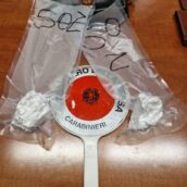 Montesarchio, tentano di investire un carabiniere al posto di blocco e poi si liberano della droga: arrestati due giovani Montesarchio, tentano di investire un carabiniere al posto di blocco e poi si liberano della droga: arrestati due giovani