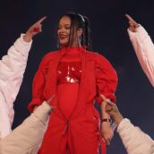 Rihanna è incinta: la sorpresa durante lo show al Super Bowl Rihanna è incinta: la sorpresa durante lo show al Super Bowl