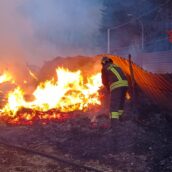 Serino, deposito agricolo in fiamme Serino, deposito agricolo in fiamme