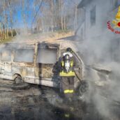 Ariano Irpino, in fiamme scuolabus in sosta Ariano Irpino, in fiamme scuolabus in sosta