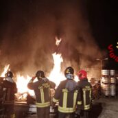 Paura a Torella dei Lombardi, pedane di legno in fiamme: azienda a rischio Paura a Torella dei Lombardi, pedane di legno in fiamme: azienda a rischio