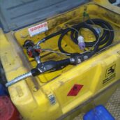 Operai facevano il pieno della loro auto con il carburante della ditta Operai facevano il pieno della loro auto con il carburante della ditta