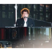 Bob Dylan vieta gli smartphone ai suoi concerti e il costo è a carico dei fan Bob Dylan vieta gli smartphone ai suoi concerti e il costo è a carico dei fan