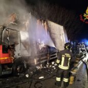 Incendio nella notte sulla A16, autocarro travolto dalle fiamme Incendio nella notte sulla A16, autocarro travolto dalle fiamme
