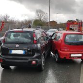 Avellino, scontro tra due auto: ferita una donna Avellino, scontro tra due auto: ferita una donna