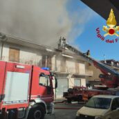 Incendio a Montella, casa in fiamme: intervengono i Vigili del Fuoco Incendio a Montella, casa in fiamme: intervengono i Vigili del Fuoco
