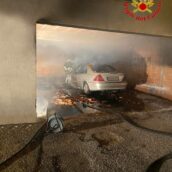 Lioni, autovettura in fiamme nella notte: intervengono i Vigili del Fuoco