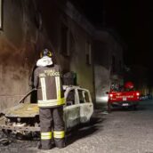 Irpinia, due auto in fiamme nella notte Irpinia, due auto in fiamme nella notte
