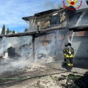 Montefalcione, in fiamme un’azienda: caschi rossi in azione