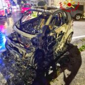 Auto in fiamme ad Avellino: intervento dei Vigili del Fuoco Auto in fiamme ad Avellino: intervento dei Vigili del Fuoco