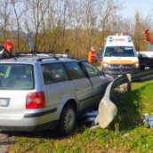 Auto tampona autocarro, una 44enne resta incastrata tra le lamiere Auto tampona autocarro, una 44enne resta incastrata tra le lamiere