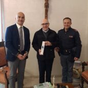 Questore consegna a Mons.Accrocca ampolla dell’olio di Capaci
