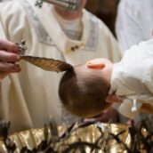 Liquido disinfettante nella fonte battesimale: tragedia sfiorata durante un battesimo