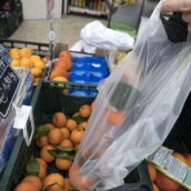 Pescara, anziana ruba cibo per sfamarsi: i carabinieri le pagano la spesa