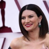 Laura Pausini festeggia con i fan con “Launatici” Laura Pausini festeggia con i fan con “Launatici”