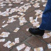 Bancomat impazzito regala soldi: folla di persone in strada ma è un pesce d’aprile. Deve intervenire la polizia Bancomat impazzito regala soldi: folla di persone in strada ma è un pesce d’aprile. Deve intervenire la polizia