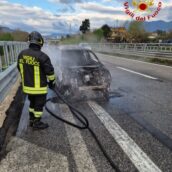 Paura sulla A16, auto prende fuoco: i passeggeri scendono appena in tempo Paura sulla A16, auto prende fuoco: i passeggeri scendono appena in tempo