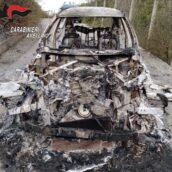 Incendio a Quadrelle, auto in fiamme nella notte: indagano i Carabinieri Incendio a Quadrelle, auto in fiamme nella notte: indagano i Carabinieri
