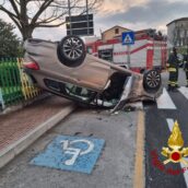 Avellino, incidente stradale tra due autovetture: tre persone finiscono in ospedale