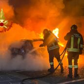 Avellino, auto in fiamme: intervengono i Vigili del Fuoco