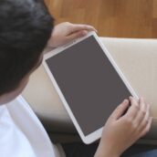 Lascia il telefono alla figlia di 5 anni che spende 3mila euro su Amazon Lascia il telefono alla figlia di 5 anni che spende 3mila euro su Amazon