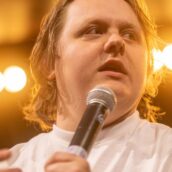 Lewis Capaldi: “Cercare la perfezione può farti sentire rotto” Lewis Capaldi: “Cercare la perfezione può farti sentire rotto”