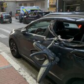 Avellino, paura a via Piave: sedia giù dalla finestra danneggia auto