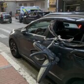 Avellino, paura a via Piave: sedia giù dalla finestra danneggia auto Avellino, paura a via Piave: sedia giù dalla finestra danneggia auto