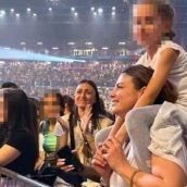 Emma Marrone, le foto con in braccio una bimba e il dolce post Emma Marrone, le foto con in braccio una bimba e il dolce post