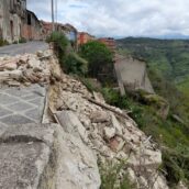 Montecalvo Irpino, il centro storico si sbriciola: crolla un’abitazione disabitata