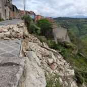 Montecalvo Irpino, il centro storico si sbriciola: crolla un’abitazione disabitata Montecalvo Irpino, il centro storico si sbriciola: crolla un’abitazione disabitata