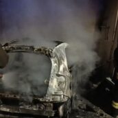 Pago Vallo Lauro, auto in sosta prende fuoco: intervengono i Vigili del Fuoco