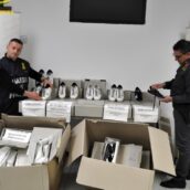 Mercogliano, sequestrate 70 paia di scarpe con marchio contraffatto Mercogliano, sequestrate 70 paia di scarpe con marchio contraffatto