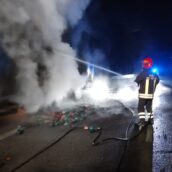 Incendio sulla A16: un camion prende fuoco durante la marcia Incendio sulla A16: un camion prende fuoco durante la marcia