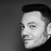 Tiziano Ferro arriva in Sardegna: annunciata una data live alla Forte Arena Tiziano Ferro arriva in Sardegna: annunciata una data live alla Forte Arena