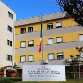 Sant’Angelo dei Lombardi, detenuto scovato in carcere con cellulare in cella Sant’Angelo dei Lombardi, detenuto scovato in carcere con cellulare in cella