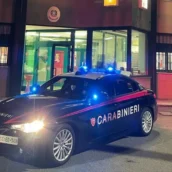 Addio al celibato finito in caserma: simulano un rapimento ma il vicino chiama la polizia Addio al celibato finito in caserma: simulano un rapimento ma il vicino chiama la polizia