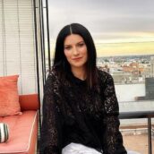 Laura Pausini, arriva la nuova hit estiva “Il primo passo sulla luna” Laura Pausini, arriva la nuova hit estiva “Il primo passo sulla luna”