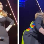 Adele dimentica il testo di una canzone e chiede aiuto al pubblico Adele dimentica il testo di una canzone e chiede aiuto al pubblico