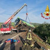 Bus finisce in una scarpata sull’A16, un morto e 14 feriti, due sono gravi Bus finisce in una scarpata sull’A16, un morto e 14 feriti, due sono gravi