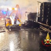 Autoarticolato in fiamme sull’A16: intervengono i Vigili del Fuoco Autoarticolato in fiamme sull’A16: intervengono i Vigili del Fuoco