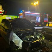 Avellino, autovettura in fiamme nella notte Avellino, autovettura in fiamme nella notte