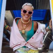 Un fan lancia le ceneri della madre sul palco, la reazione di Pink diventa virale sui social Un fan lancia le ceneri della madre sul palco, la reazione di Pink diventa virale sui social