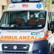Avellino, auto ferma davanti al Tribunale centrata da una vettura: occupanti feriti, uno in Ospedale