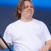 I fan cantano al posto di Lewis Capaldi, “fermato” dalla Tourette I fan cantano al posto di Lewis Capaldi, “fermato” dalla Tourette