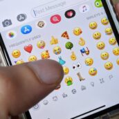 Per un giudice canadese l’emoji “pollice in su” equivale ad una firma Per un giudice canadese l’emoji “pollice in su” equivale ad una firma
